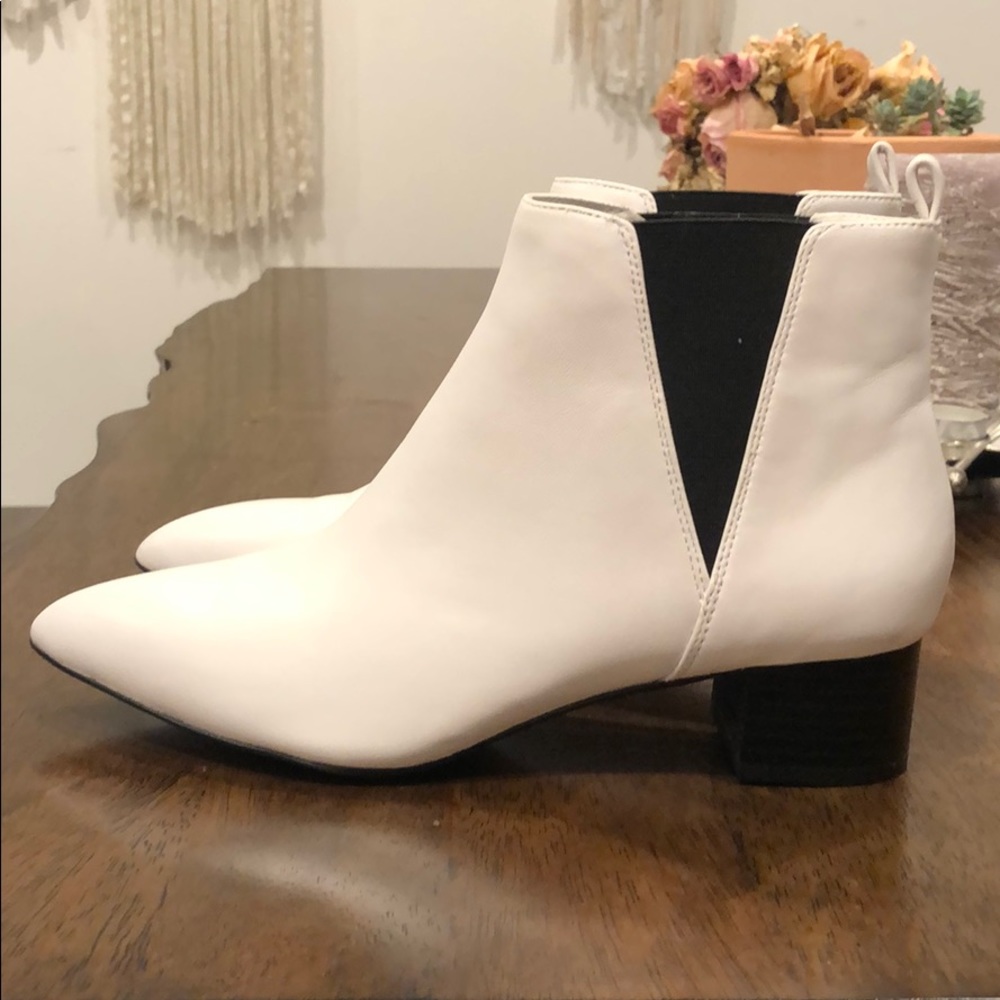 *BARELY WORN* Nine West white booties